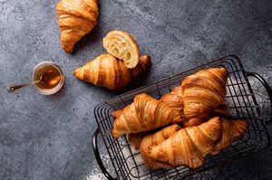 Croissant aus ORGANIC CROISSANT liegen in einem Korb